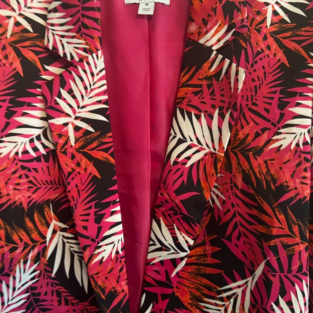 Like New!! BAR III Leaf-Print Satin Rushed Sleeve Blazer. Size M